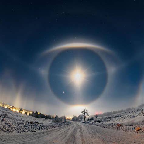 rayons et halo sous contre-jour