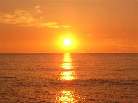 coucher de soleil sur paysage avec horizon clair