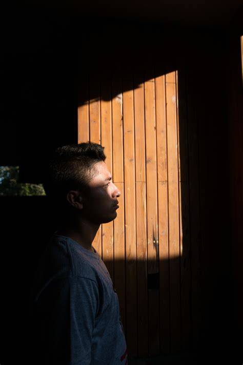 Portrait homme noir éclairage naturel (ombre et lumière)