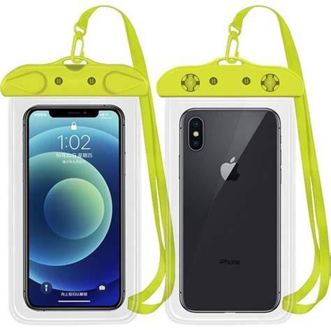 pochette transparente pour téléphone sur sac de plage
