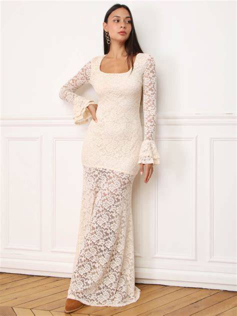 Allonger robe via dentelle au bord