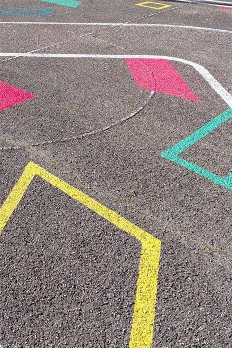Tracé au sol et texte suivant le chemin